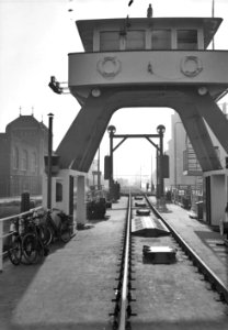 HUA-165619-Afbeelding van de Spoorpont II van Rederij Koppe voor het overzetten van goederenwagens over het IJ tussen de Rietlanden en Amsterdam Noord, bij de aanlegplaats te Amsterdam Noord (Distelweg)