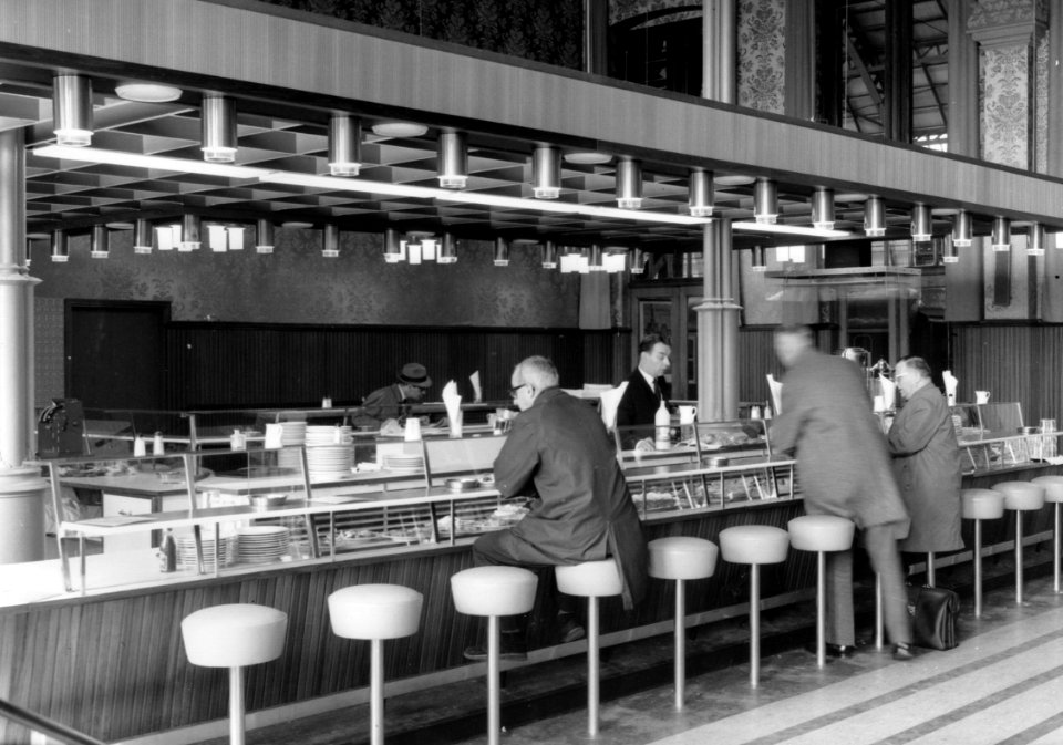 HUA-166060-Interieur van het N.S.-station Amsterdam C.S. te Amsterdam- bar in de restauratie