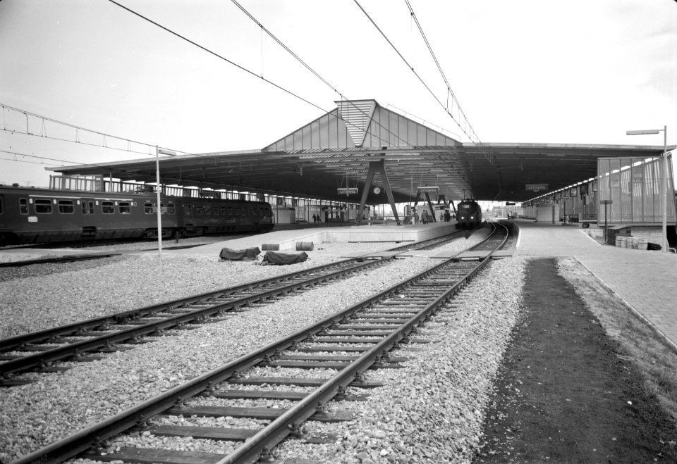 HUA-153262-Gezicht op de perrons en de perronkap van het N.S.-station Schiedam te Schiedam