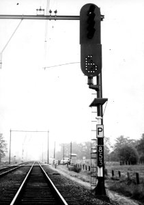 HUA-169490-Afbeelding van het viervoudig lichtsein P853 van de NS met cijferbak