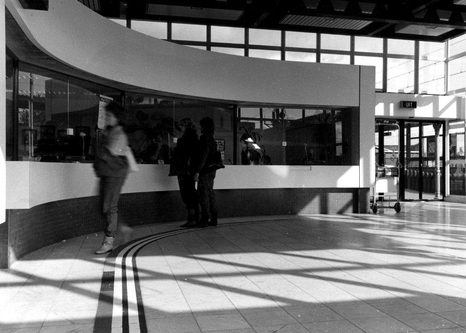 HUA-164205-Interieur van het NS station Oss te Oss hal met loketbalie