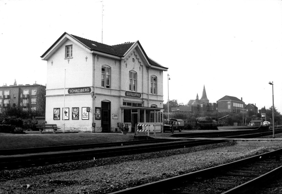 HUA-153252-Gezicht op de perronzijde van het N.S.-station Schaesberg te Schaesberg. De stationsnaam Schaesberg is later gewijzigd in Landgraaf