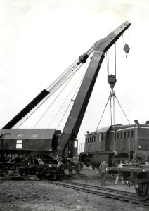 HUA-169682-Afbeelding van de ongevallenkraan NS 482 te Amersfoort, met in de takels een diesel-electrische locomotief uit de serie 2000 van de N.S