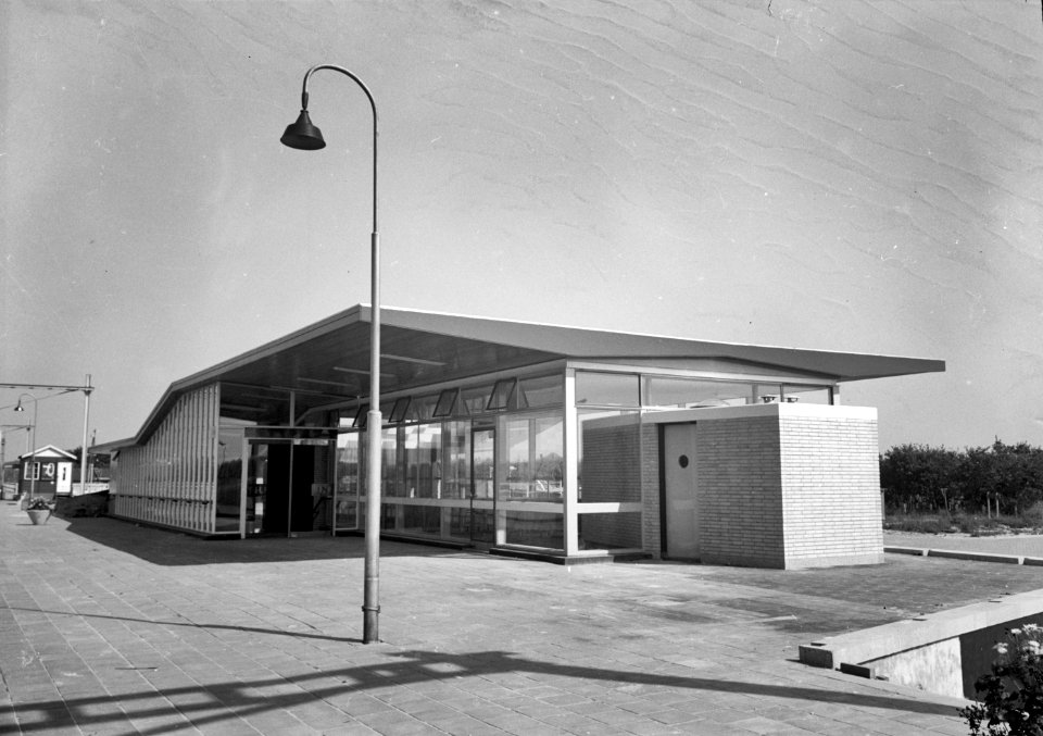 HUA-153245-Gezicht op de perronzijde van het N.S.station Santpoort Noord te Santpoort