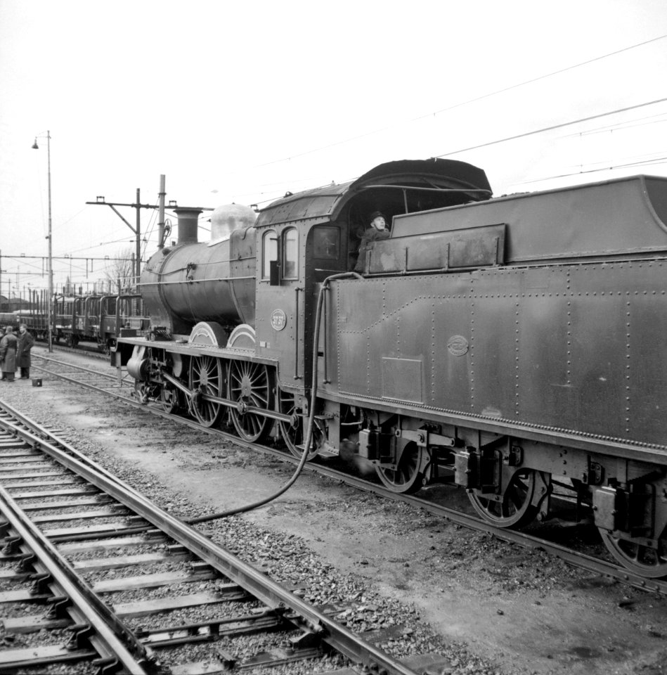 HUA-153434-Afbeelding van de laatste rit van de stoomlocomotief nr 3737 serie 3701 3815 van de NS op het NS station Geldermalsen te Geldermalsen