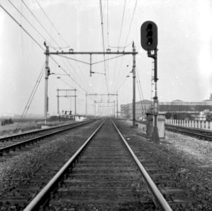 HUA-169483-Afbeelding van het drievoudig lichtsein nr. 86 langs de spoorlijn ten zuiden van Delft