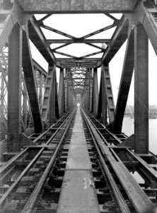 HUA-166382-Gezicht in de van oorlogsschade herstelde spoorbrug over de Maas bij Hedel
