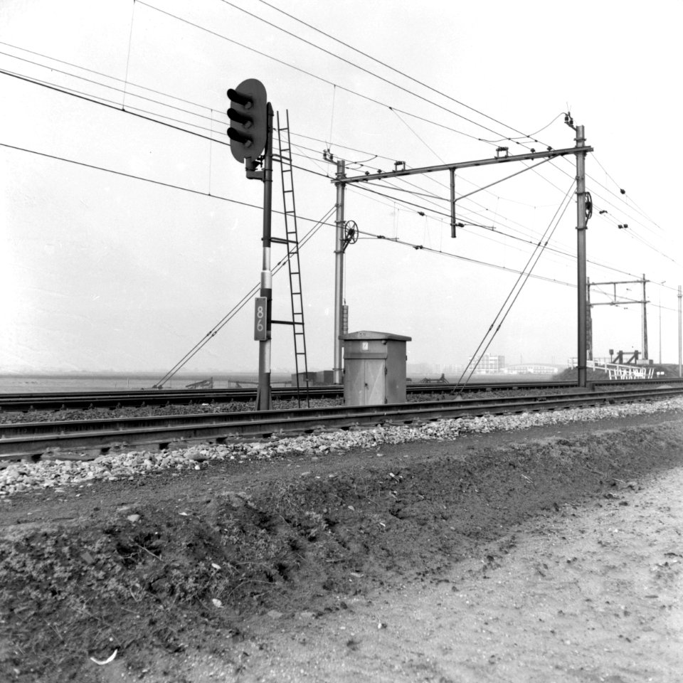 HUA-169480-Afbeelding van een drievoudig lichtsein van de N.S. te Delft