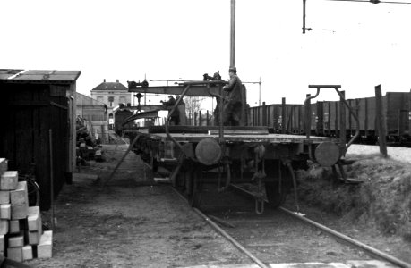 HUA-164323-Afbeelding van het lossen van een spoorstaaf op de laad- en losplaats bij het N.S.-station Abcoude te Abcoude
