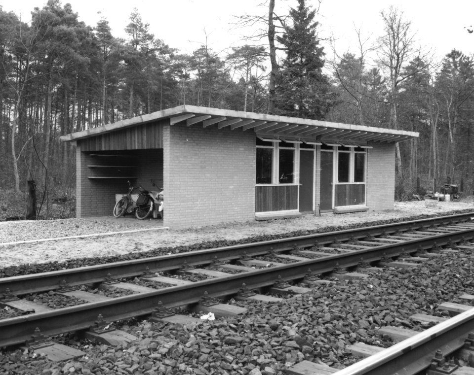 HUA-166363-Gezicht op de ploegbergplaats (ploegbaaskeet) van N.S. (Weg en Werken, wegonderhoud) bij het N.S.-station Driebergen-Zeist te Driebergen-Rijsenburg