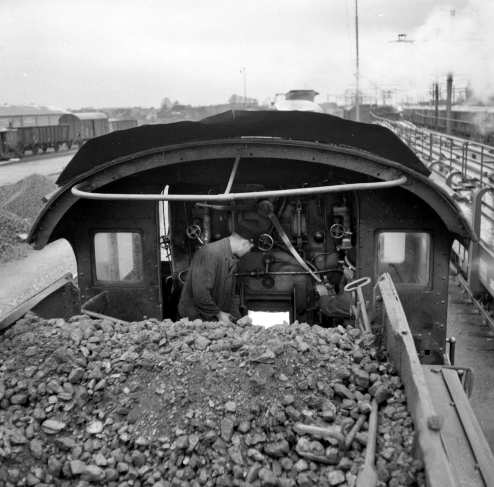 HUA-153436-Zicht op het stookgedeelte van de stoomlocomotief nr. 3737 (serie 3701-3815) van de N.S. tijdens haar laatste rit nabij het N.S.-station Geldermalsen
