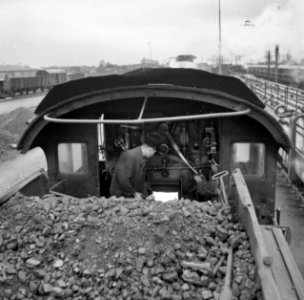 HUA-153436-Zicht op het stookgedeelte van de stoomlocomotief nr. 3737 (serie 3701-3815) van de N.S. tijdens haar laatste rit nabij het N.S.-station Geldermalsen