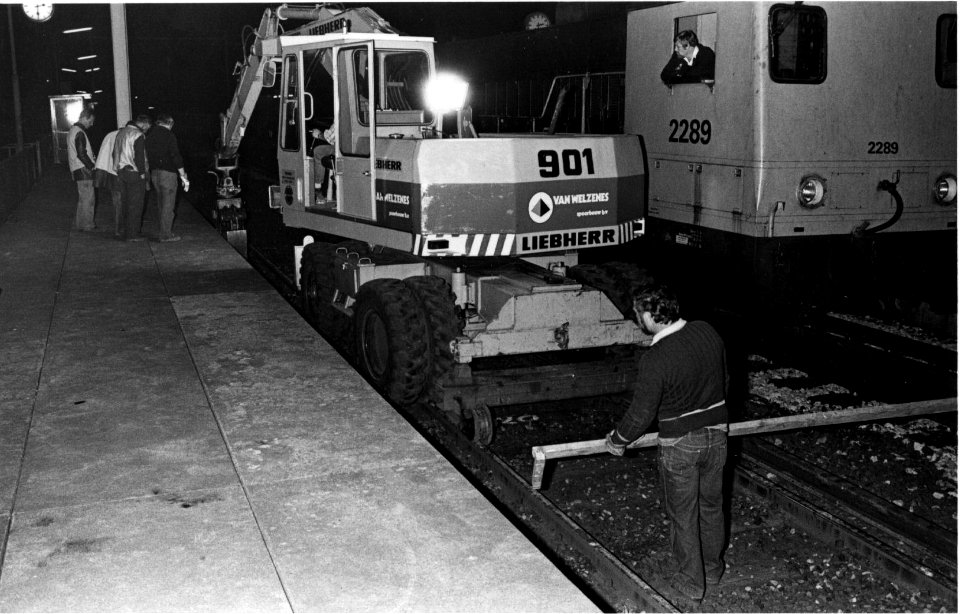 HUA-153432-Afbeelding van werkzaamheden aan het spoor in de nacht bij het NS station Eindhoven Beukenlaan te Eindhoven