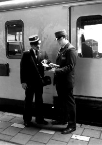 HUA-165777-Afbeelding van twee conducteurs van de NS