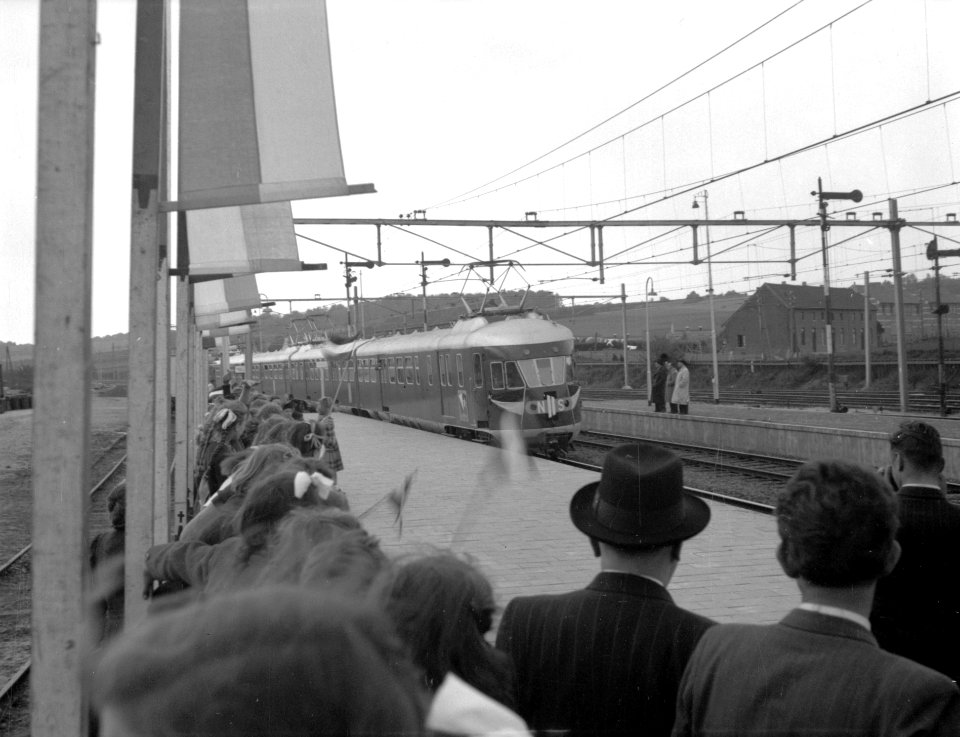 HUA-167858-Afbeelding van de aankomst van de feesttrein langs het perron van het N.S.-station Valkenburg te Valkenburg, ter gelegenheid van de voltooiing van de electrificatie van de spoorlijnen in Limburg