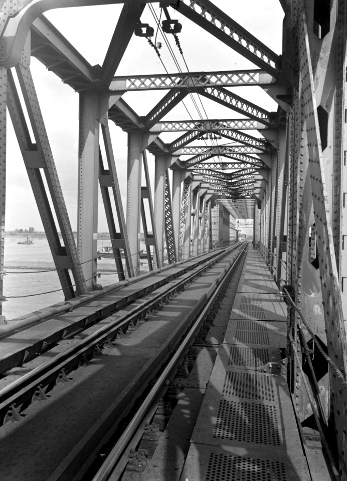 HUA-166389-Gezicht in de spoorbrug over het Hollands Diep bij Moerdijk