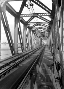 HUA-166389-Gezicht in de spoorbrug over het Hollands Diep bij Moerdijk