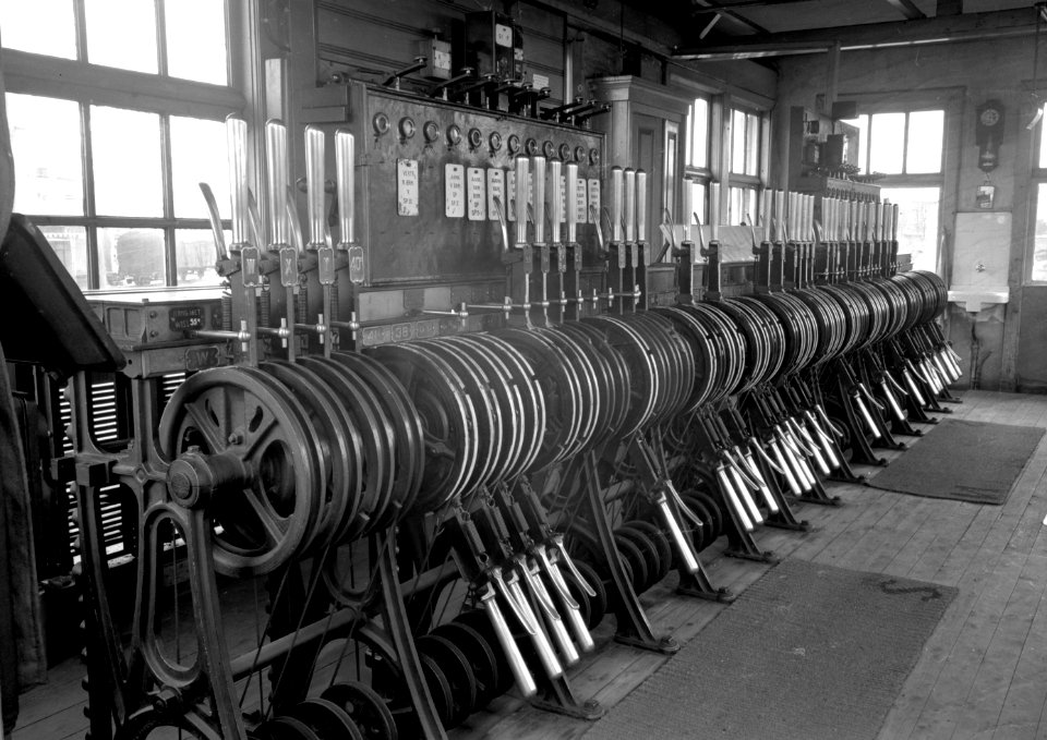 HUA-166365-Afbeelding van de handelinrichting en bloktoestel voor de bediening van seinen en wissels in het seinhuis Post III van de N.S. te Hilversum