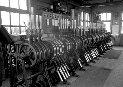 HUA-166365-Afbeelding van de handelinrichting en bloktoestel voor de bediening van seinen en wissels in het seinhuis Post III van de N.S. te Hilversum