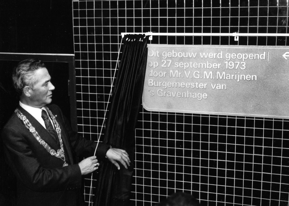 HUA-165550-Afbeelding van de onthulling van de plaquette ter herinnering aan de opening van het nieuwe N.S.-station Den Haag C.S. te Den Haag door burgemeester mr. V.G.M. Marijnen