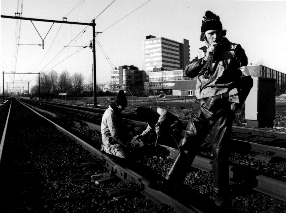 HUA-153429-Afbeelding van enkele wegwerkers en een veiligheidsman van de N.S. tijdens onderhoudswerkzaamheden aan het spoor nabij het N.S.-station Utrecht Overvecht te Utrecht