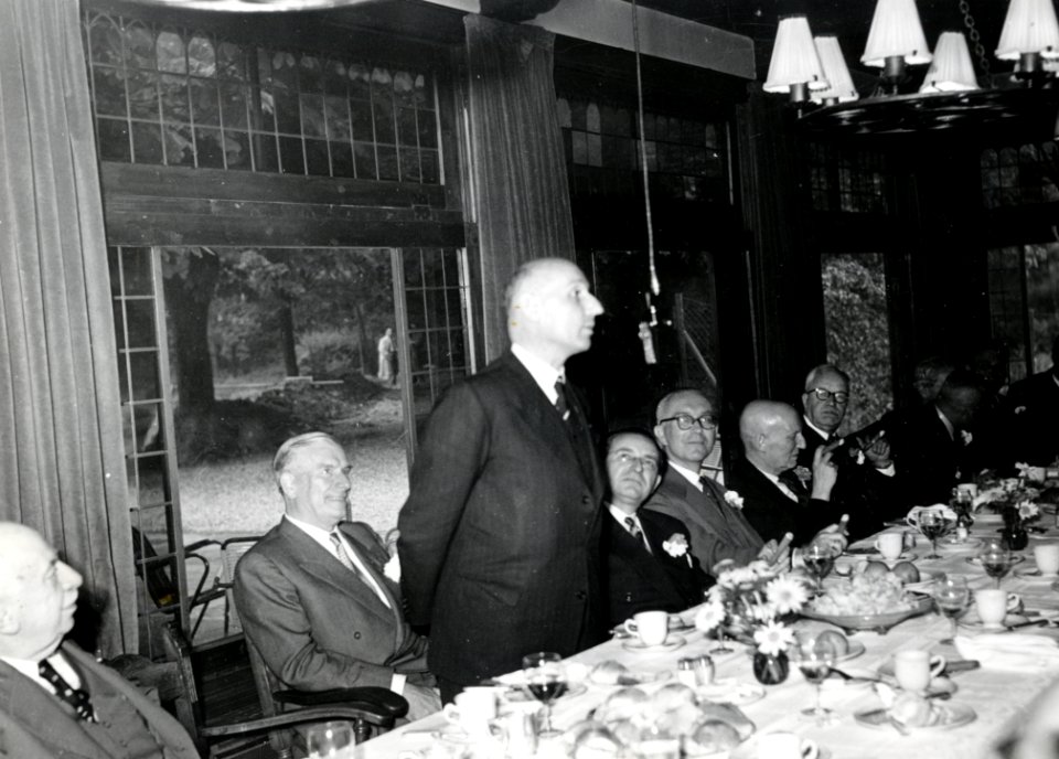HUA-167889-Afbeelding van de feestlunch te Venlo ter gelegenheid van de electrificatie van de spoorlijn Eindhoven Venlo met zittend tweede van rechts president d