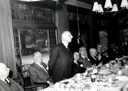 HUA-167889-Afbeelding van de feestlunch te Venlo ter gelegenheid van de electrificatie van de spoorlijn Eindhoven Venlo met zittend tweede van rechts president d