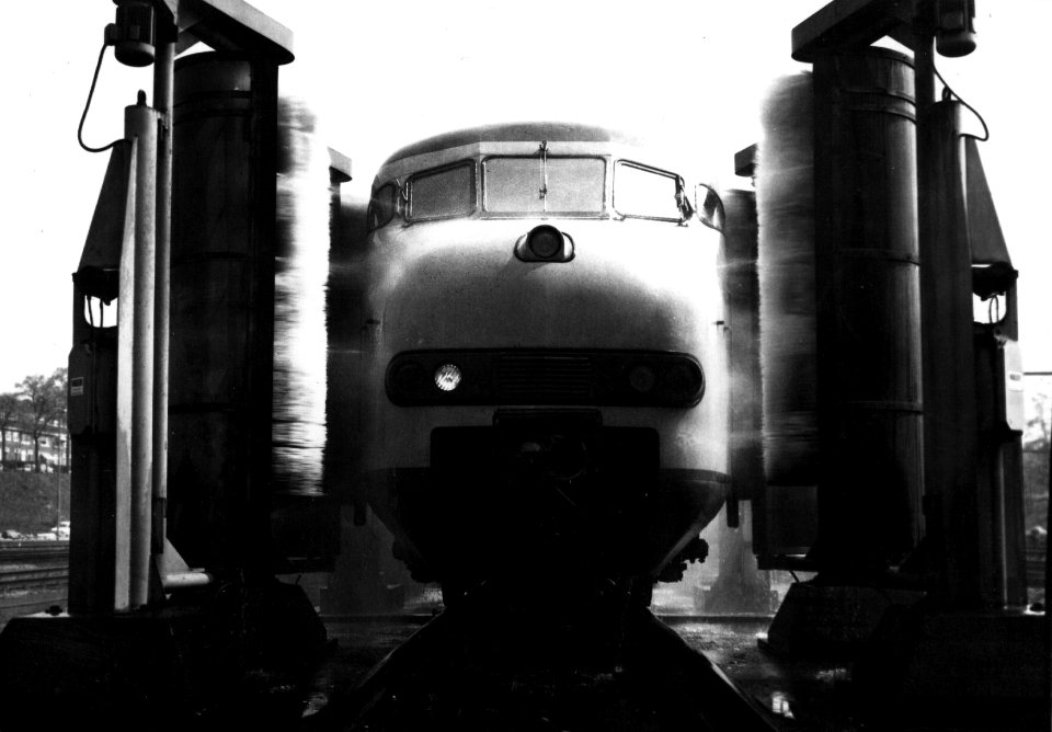 HUA-153507-Afbeelding van een electrisch treinstel mat 1964 plan V in de wasininrichting op het emplacement Arnhem Berg te Arnhem