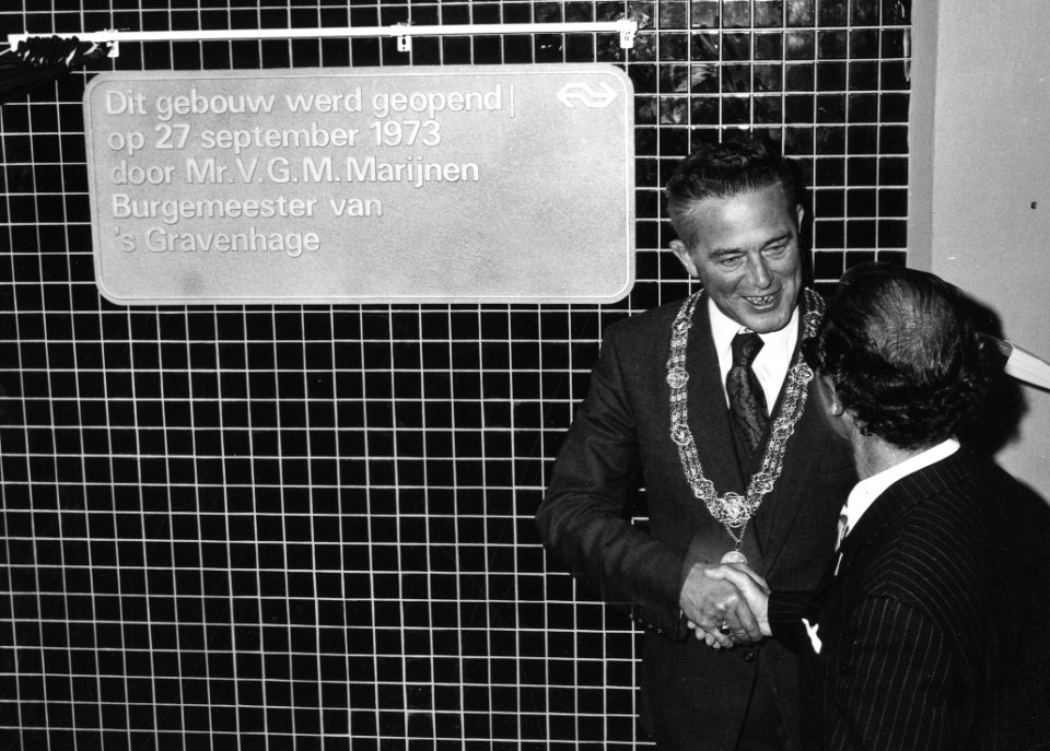 HUA-165549-Afbeelding van de onthulling van de plaquette ter herinnering aan de opening van het nieuwe N.S.-station Den Haag C.S. te Den Haag door burgemeester mr. V.G.M. Marijnen (links), met rechts president-d