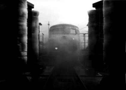HUA-153508-Afbeelding van een electrisch treinstel mat 1964 (plan V) in de wasininrichting op het emplacement Arnhem Berg te Arnhem