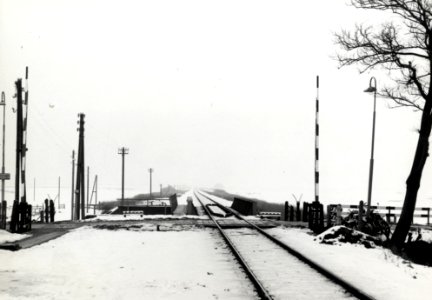 HUA-169409-Gezicht op de spoorwegovergang in de Stationswei bij het N.S.-station Koudum-Molkwerum