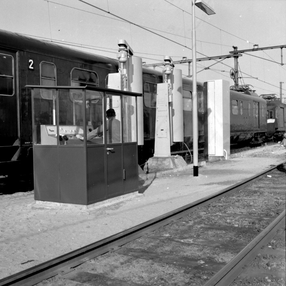 HUA-153505-Afbeelding van een electrisch treinstel mat. 1946 van de N.S. door de wasmachine op het emplacement te Eindhoven