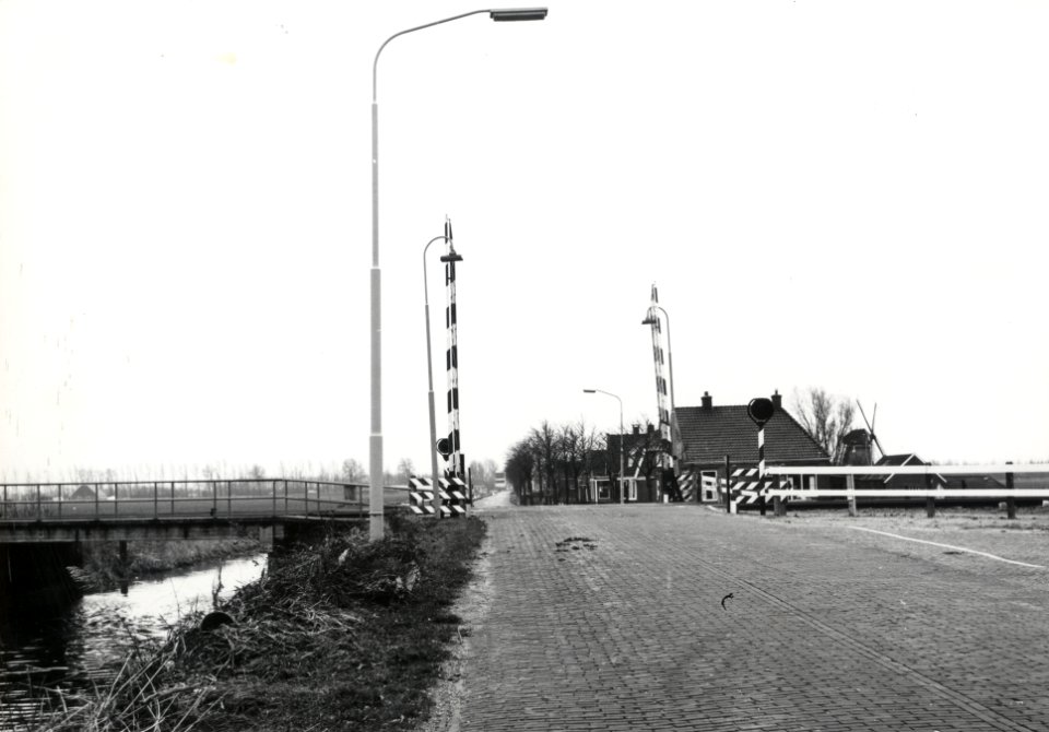 HUA-169404-Gezicht op de spoorwegovergang in de Stationsstraat - Poelweg te Grijpskerk