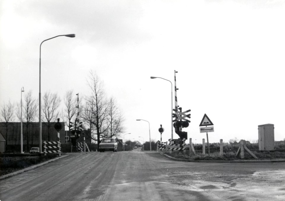 HUA-169417-Gezicht op de spoorwegovergang in de Tinalingerweg te Baflo