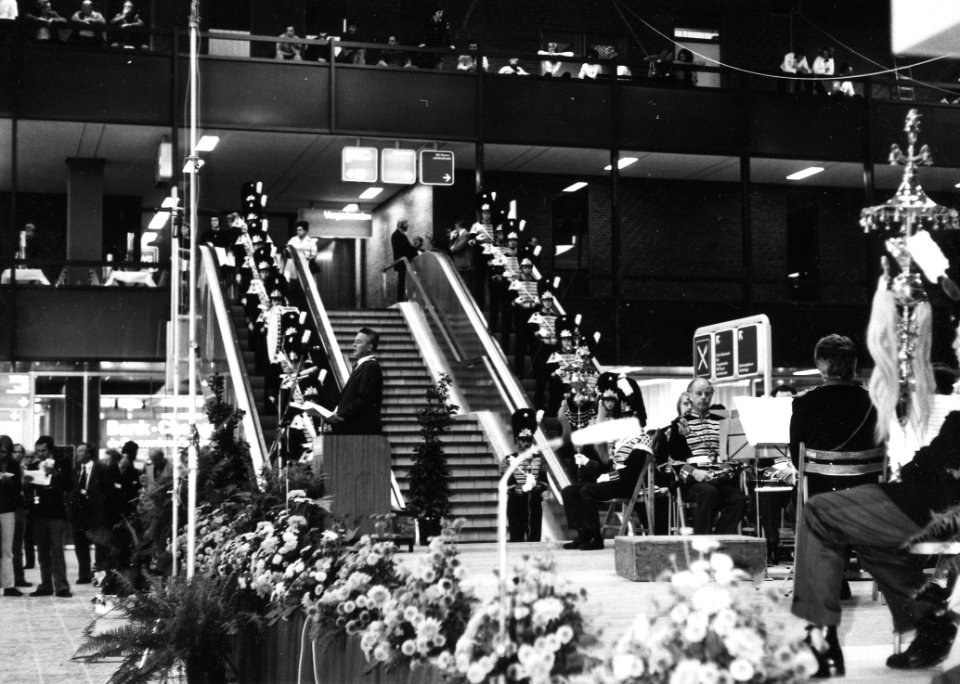 HUA-165546-Afbeelding van de feestelijke opening van het nieuwe N.S.-station Den Haag C.S. te Den Haag, met op de roltrappen de Koninklijke Militaire Kapel