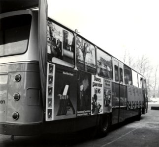 HUA-168841-Afbeelding van de reisinlichtingen-autobus ("Showbus") van de N.S. te Utrecht