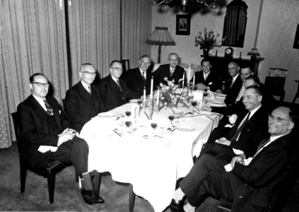 HUA-165727-Groepsportret van de directie van de Nederlandse Spoorwegen tijdens een diner te Utrecht