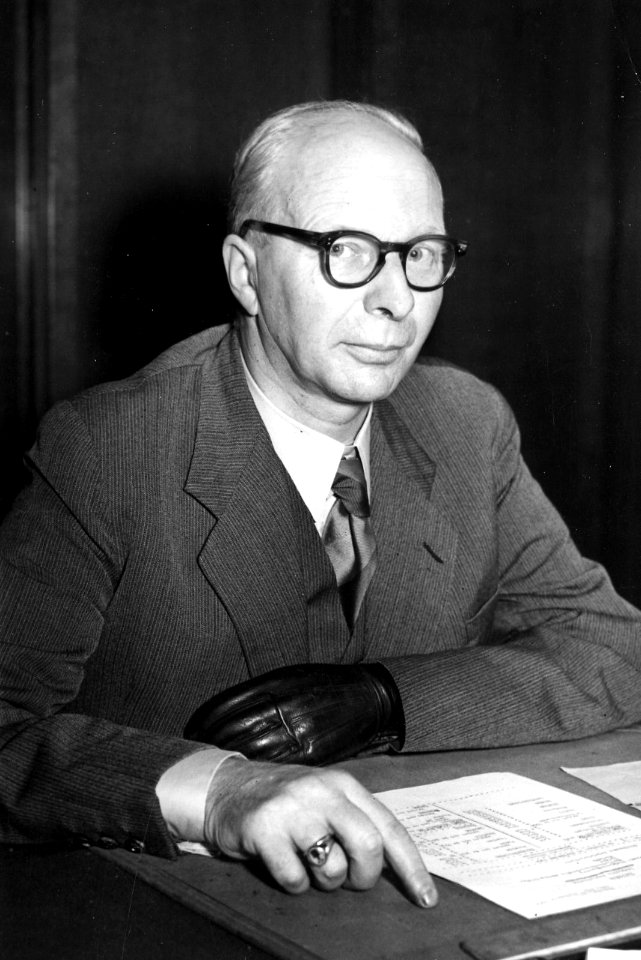 HUA-165723-Portret van ir. J. Wessels Boer (Veghel, 23 februari 1901 - ?, 24 januari 1958), chef van de Dienst van Exploitatie van de N.V. Nederlandse Spoorwegen te Utrecht van 1 juni 1953 tot 22 september 1954 
