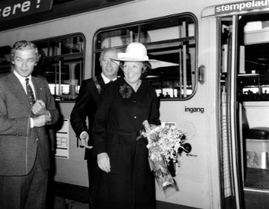 HUA-165552-Afbeelding van de opening van het tramplateau boven het NS station Den Haag CS te Den Haag door prinses Beatrix met links achter de prinses burgemeest