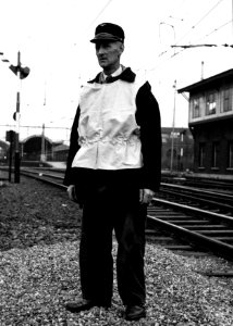 HUA-153399-Afbeelding van een veiligheidsman die een geel vest draagt bij het N.S.-station Utrecht C.S. te Utrecht