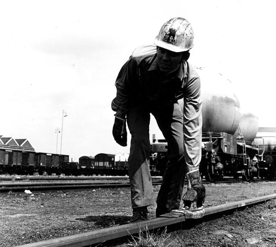 HUA-167836-Afbeelding van een rangeerder van de N.S. met een remslof op het rangeerterrein te Amersfoort
