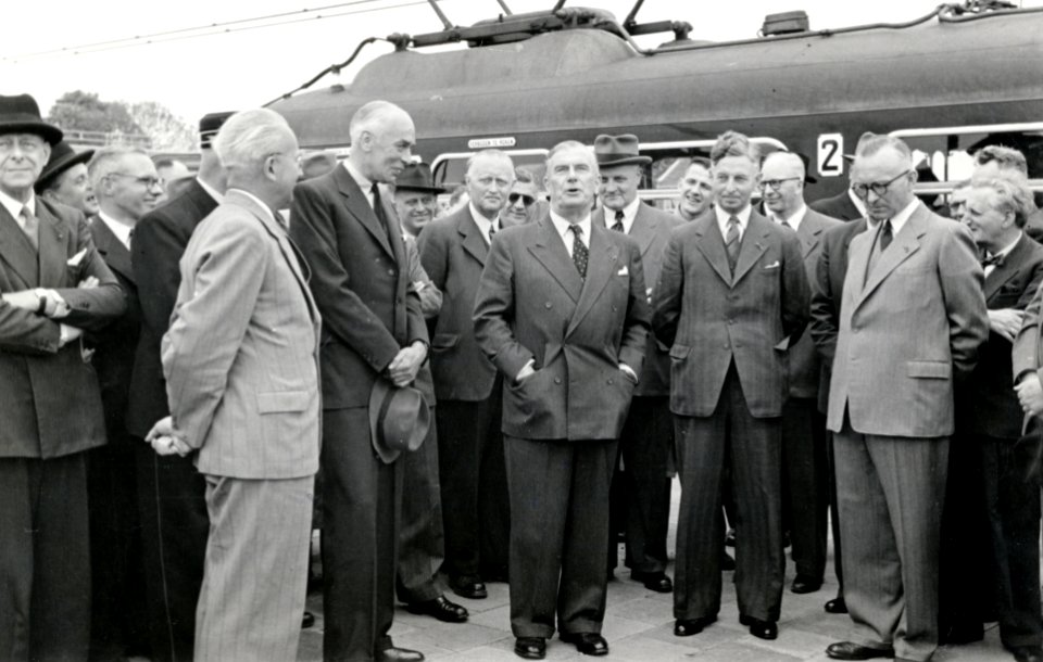 HUA-167880-De ontvangst van president-directeur dr. ir. F.Q. den Hollander (midden) van de N.S. en zijn gevolg op het perron van het N.S.-station Zutphen, ter gelegenheid van de elektrificatie van Arnhem - Zwolle