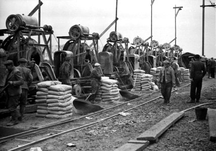 HUA-164309-Afbeelding van de fabricage van beton langs de spoorlijn bij Duivendrecht ten behoeve van de baanverzwaring tussen Amsterdam en Utrecht