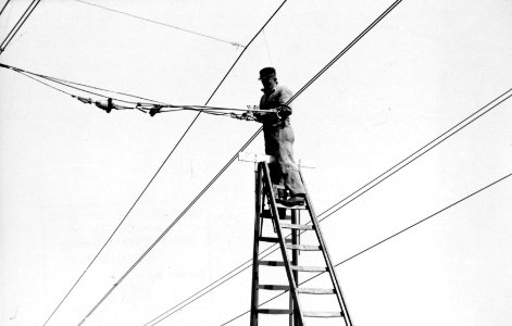 HUA-164300-Afbeelding van een monteur van de N.S. tijdens de electrificatie van de spoorlijnen in Limburg, ter hoogte van Susteren
