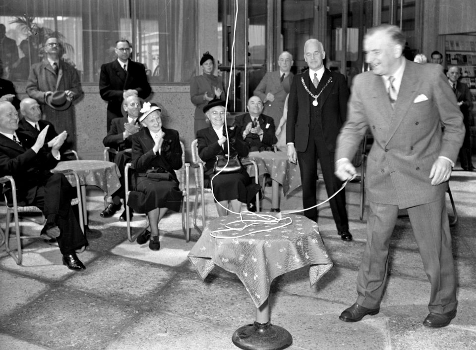 HUA-167875-Afbeelding van president-directeur dr. ir. F. Q. den Hollander van de N.S. (rechts) in de hal van het N.S.-station Zutphen te Zutphen, tijdens de officiële opening van het nieuwe stationsgebouw