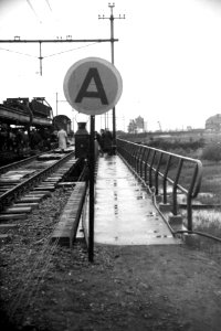 HUA-164296-Afbeelding van een A bord Aanvang snelheidsbeperking tijdens herstellingswerkzaamheden aan de spoorbrug over het Afwateringskanaal ten zuiden van s He