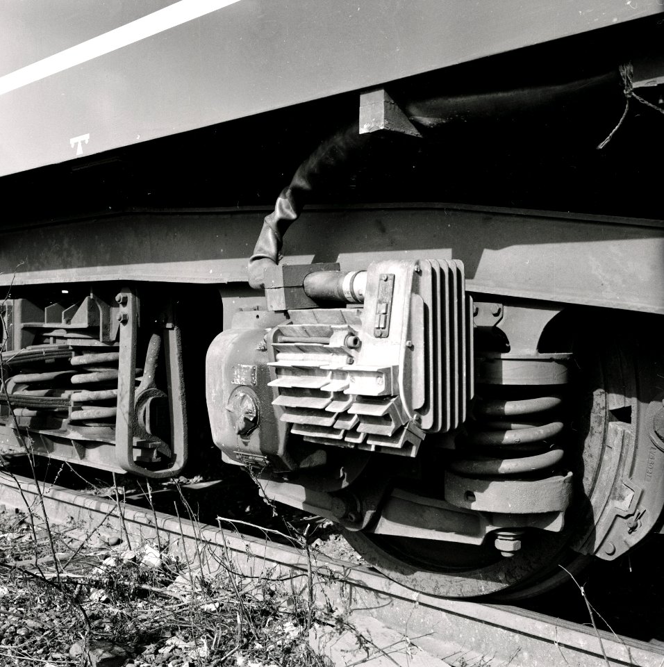 HUA-167739-Detail van een draaistel met dynamo asgenerator van een rijtuig plan W van de NS te Amsterdam Zaanstraat