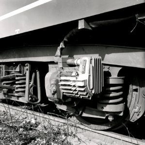 HUA-167739-Detail van een draaistel met dynamo asgenerator van een rijtuig plan W van de NS te Amsterdam Zaanstraat