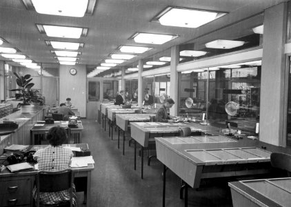 HUA-165662-Interieur van het N.S.-station Eindhoven te Eindhoven- plaatskaartenkantoor, met plaatsbewijskastjes van het systeem Bollmann