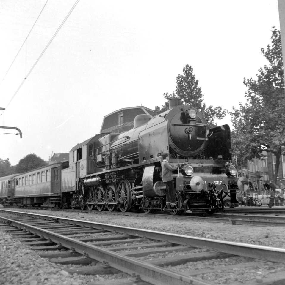 HUA-153453-Afbeelding van de laatste rit van de stoomlocomotief nr. 6317 (serie 6301-6322) van de N.S. te Utrecht Maliebaan (Spoorwegmuseum)